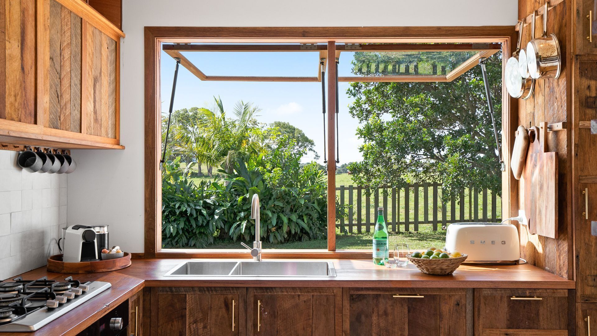 Refrigerador, parrilla de estufa, lavavajillas y cafetera y tetera 
