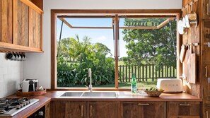 Kylskåp, spishäll, diskmaskin och kaffe- och tebryggare