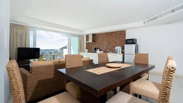 Căn hộ Exclusive, 2 phòng ngủ, ban công, quang cảnh một góc biển | Khu vực ăn uống tại phòng