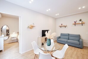 Living area - Apartment with private patio in central location (Roma)