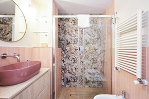 Bidet, Handtücher, Seife, Shampoo