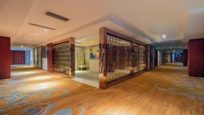 A hotel corridor with wooden flooring and decorative panels. - Rezen Kingtown Hotel (Chongqing Liangping) (Chongqing)