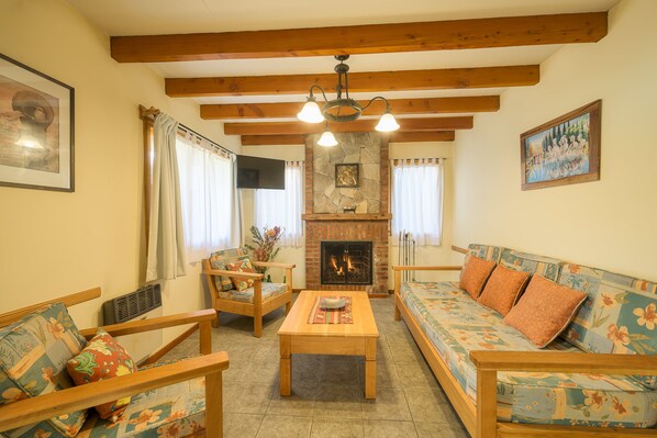 Cabane, 2 chambres, vue ville | Coin séjour