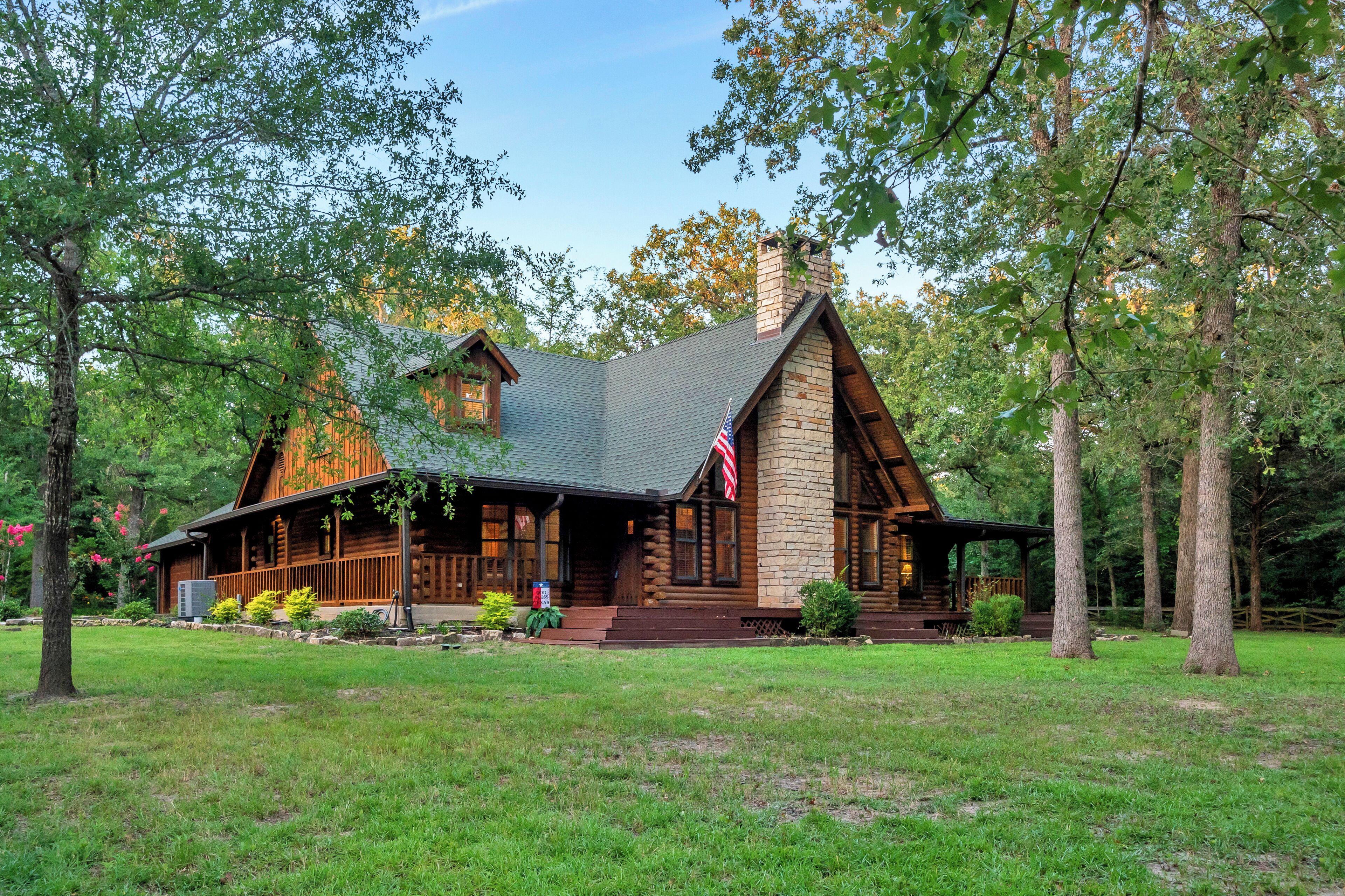 Deep Woods Cabin on 55 Acres with high speed wifi!