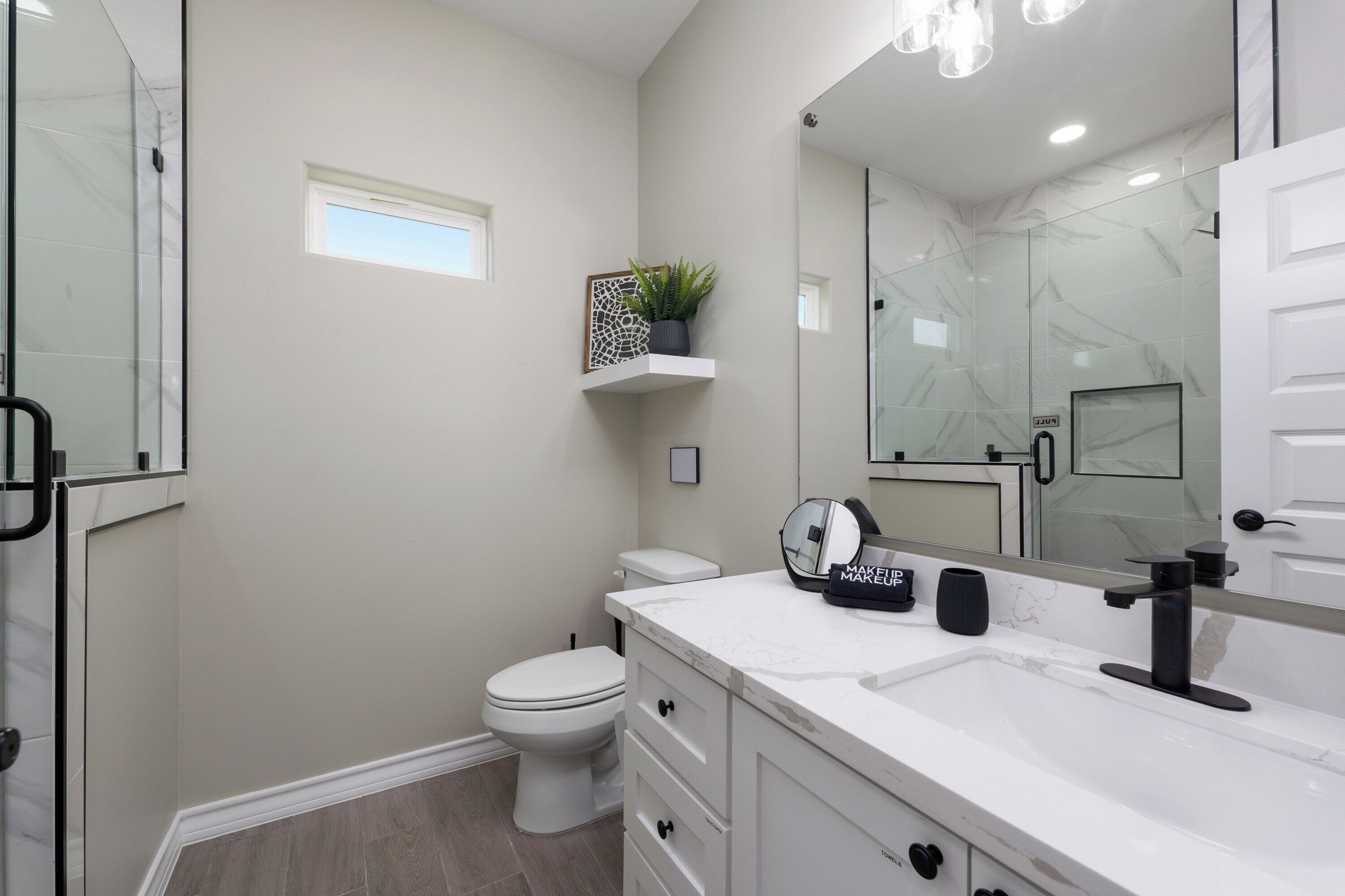 Charming Home w/Private Pool Fenced backyard Wi-Fi