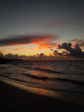 Una spiaggia nelle vicinanze, lettini da mare, teli da spiaggia
