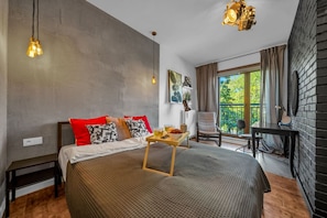 Tabla de planchar con plancha, wifi gratis y ropa de cama 