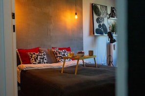 Tabla de planchar con plancha, wifi gratis y ropa de cama 