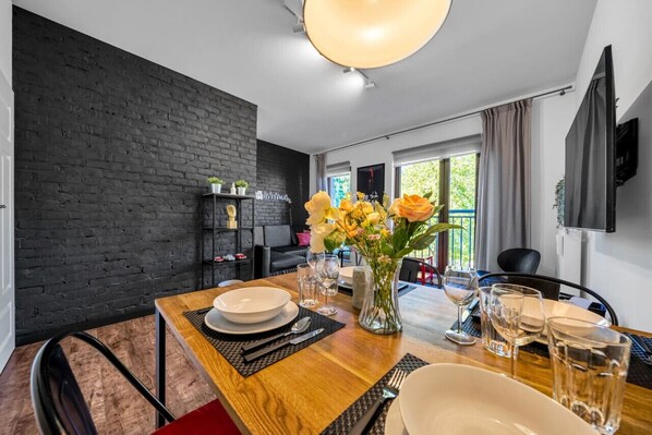 Dining - Warsaw Leszno Apartment with Parking - by Rentujemy (Warszawa)