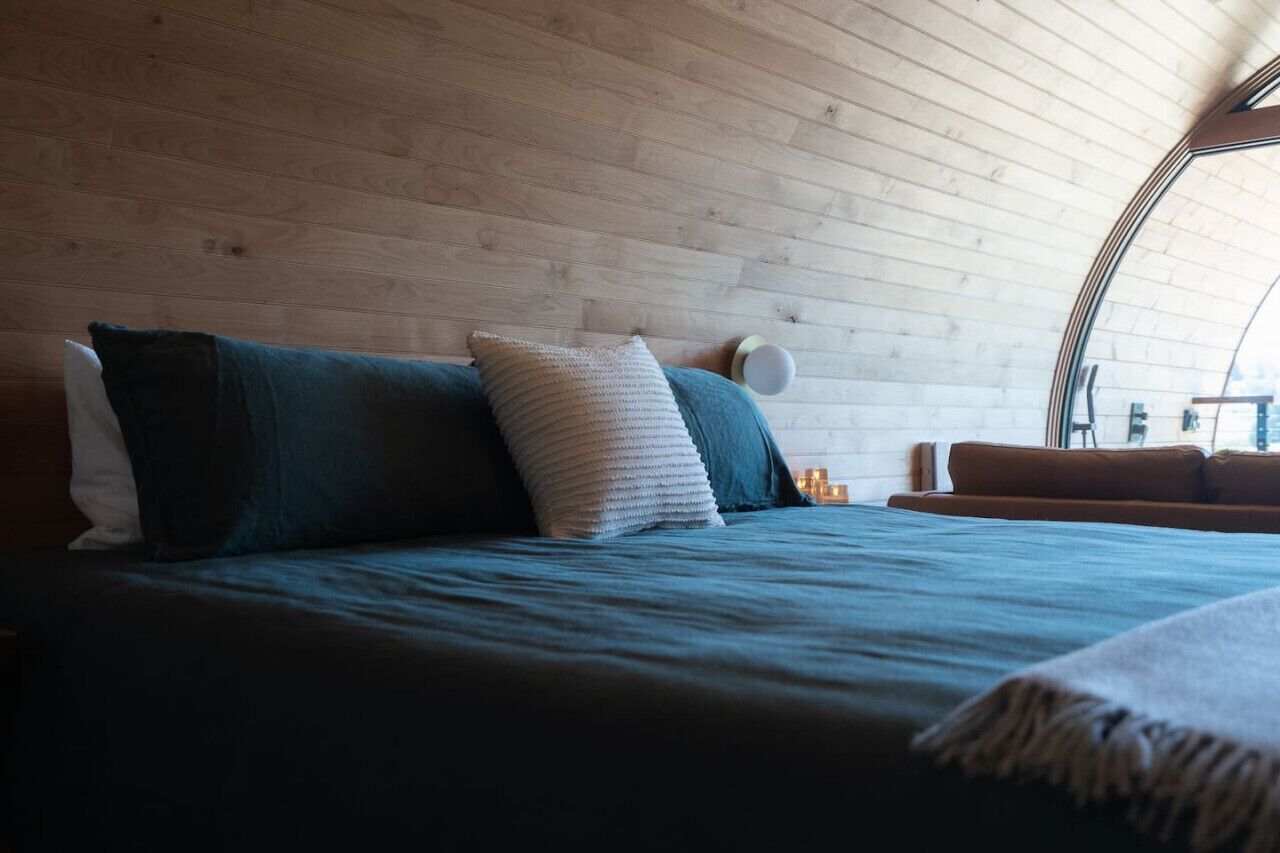 Desk, WiFi, bed sheets