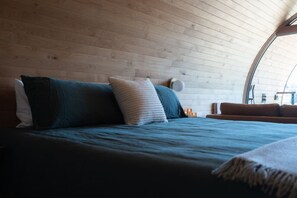 Escrivaninha, Wi-Fi, roupa de cama