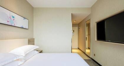 HanTing Premium Hotel (Hangzhou Linping Intime City Subway Station)