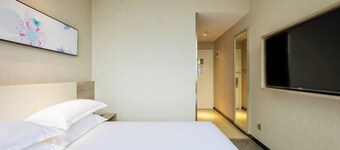 HanTing Premium Hotel (Hangzhou Linping Intime City Subway Station)