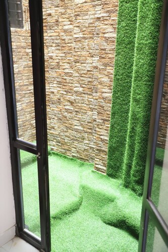 Charming 2-bedroom apartment with WiFi, AC in welcoming Udaipur