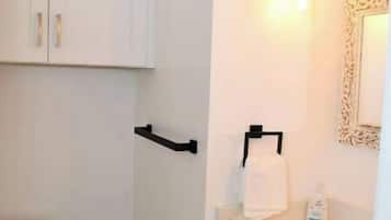 Toallas, champú y papel higiénico