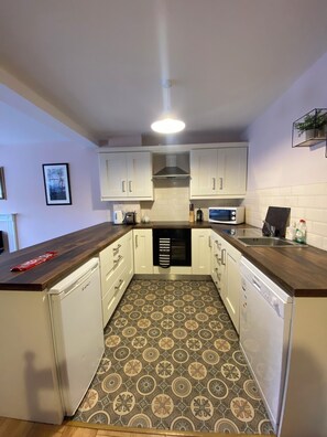 Een koelkast, een microgolfoven, een oven, een kookplaat