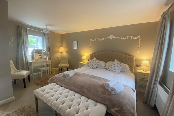 The Apple House Bridal Suite | Egyptiske bomuldslagner, premium-sengetøj, individuelt design