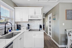 Kühlschrank, Mikrowelle, Herdplatte, Geschirrspüler