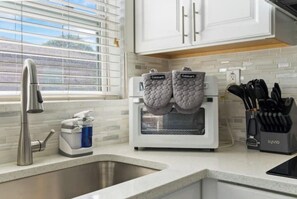 Fridge, microwave, stovetop, dishwasher - Charming Beach Retreat (St. Pete Beach)