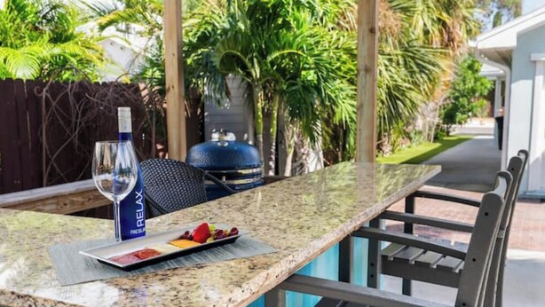 Outdoor dining - Charming Beach Retreat (St. Pete Beach)