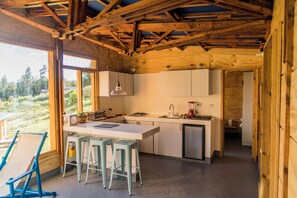 Fridge, oven, stovetop, coffee/tea maker