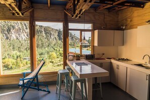 Refrigerador, horno, parrilla de estufa y cafetera y tetera 