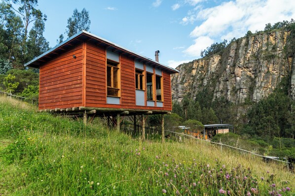 Exterior - Cabaña Tyto Alba. Cozy wooden cabin for 4 people. Located in Suesca. (Suesca)