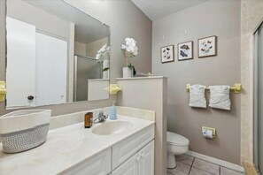 Hårføner, håndklær, såpe og sjampo