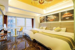 Une chambre d’hôtel avec un grand lit, un bureau, une chaise et une vue sur la ville.