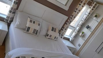 2 bedrooms, iron/ironing board, WiFi, bed sheets