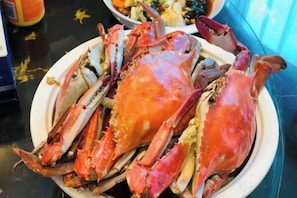 A plate with a cooked crab. - Shengsi Tingfengyu Homestay (Shengsi)