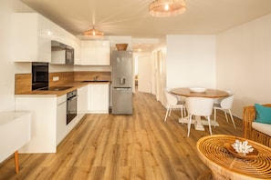 Refrigerador con freezer, microondas, horno, placa de cocina