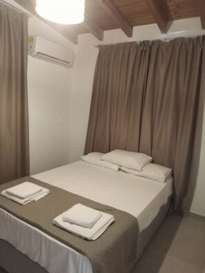 5 bedrooms, iron/ironing board, WiFi, bed sheets