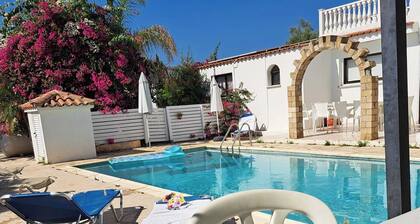 Large villa close to coral bay beach and all amenities / car not needed