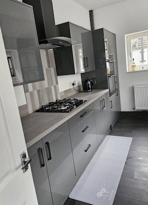 House | Private kitchen | Fridge, microwave, oven, stovetop - Jubilee Jewel a Treasure in The Queen of Valleys (Aberdare)