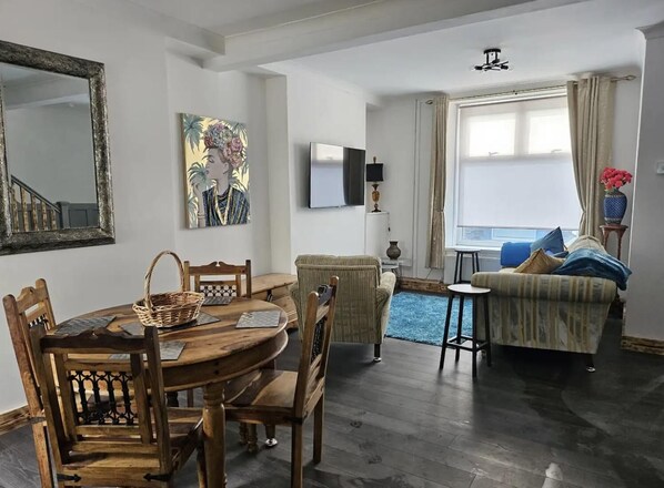 House | Dining - Jubilee Jewel a Treasure in The Queen of Valleys (Aberdare)