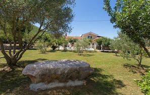 Property grounds - Villa Bosnjak with a private pool (Osoje)
