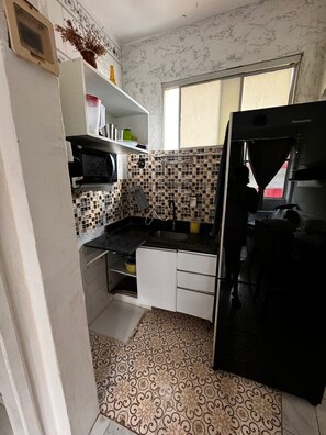 Køleskab, mikrobølgeovn, kogeplade, kaffe-/temaskine