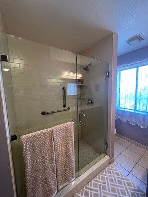 Dusche, Haartrockner, Handtücher, Seife