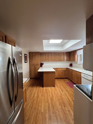 Jääkaappi, mikroaaltouuni, uuni, liesi