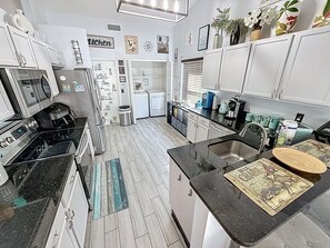 Køleskab, mikrobølgeovn, ovn, kogeplade