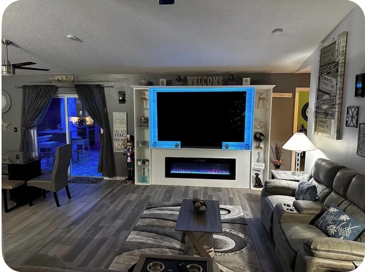 Smart-tv, een open haard, videospelletjes en boeken