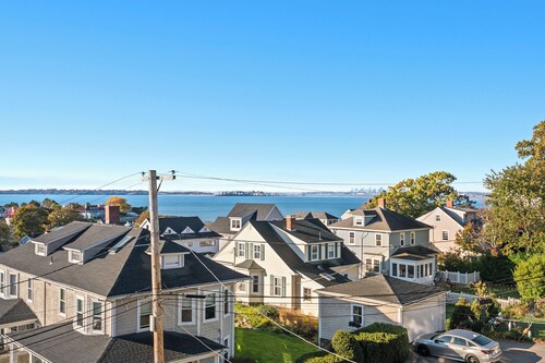 Magnificent Ocean View; Walk to beaches and town