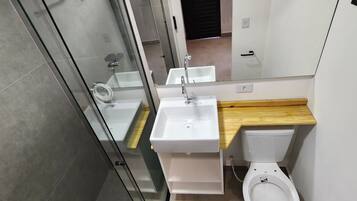 Secador de cabelo, toalhas de banho, papel higiênico