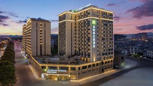 A multi-story hotel with a prominent sign reading "WYNDHAM GARDEN". - Wyndham Garden Zhangjiajie Tianmen Mountain (Zhangjiajie)