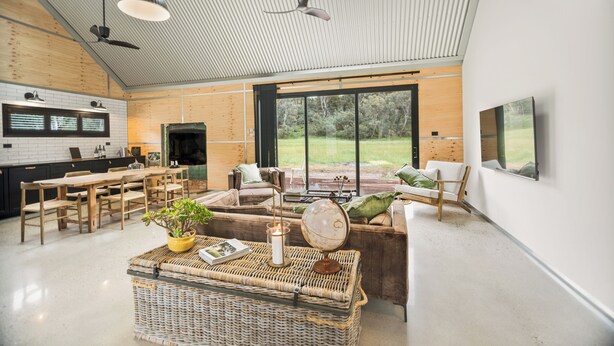 Smart TV, fireplace, books - ALL Sheds - Comfort & Style for Families or Groups up to 10 guests (Whitfield)