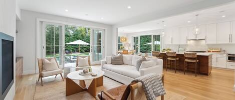 Smart TV, fireplace, books, stereo