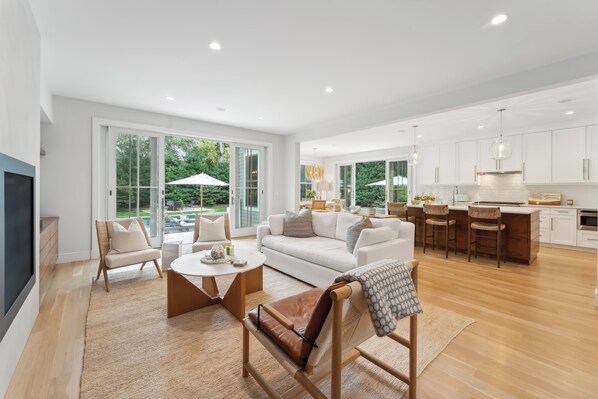 Smart TV, fireplace, books, stereo