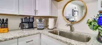Albuquerque Retreat w/ Hot Tub - Central Location!