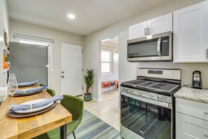 Réfrigérateur, micro-ondes, plaque de cuisson, lave-vaisselle